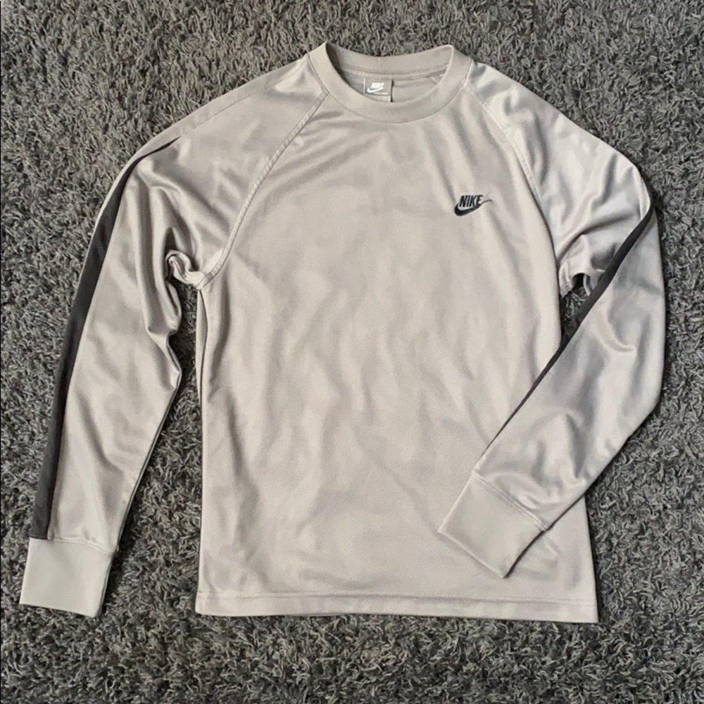 LIKE NEW Nike Long Sleeve Tee
